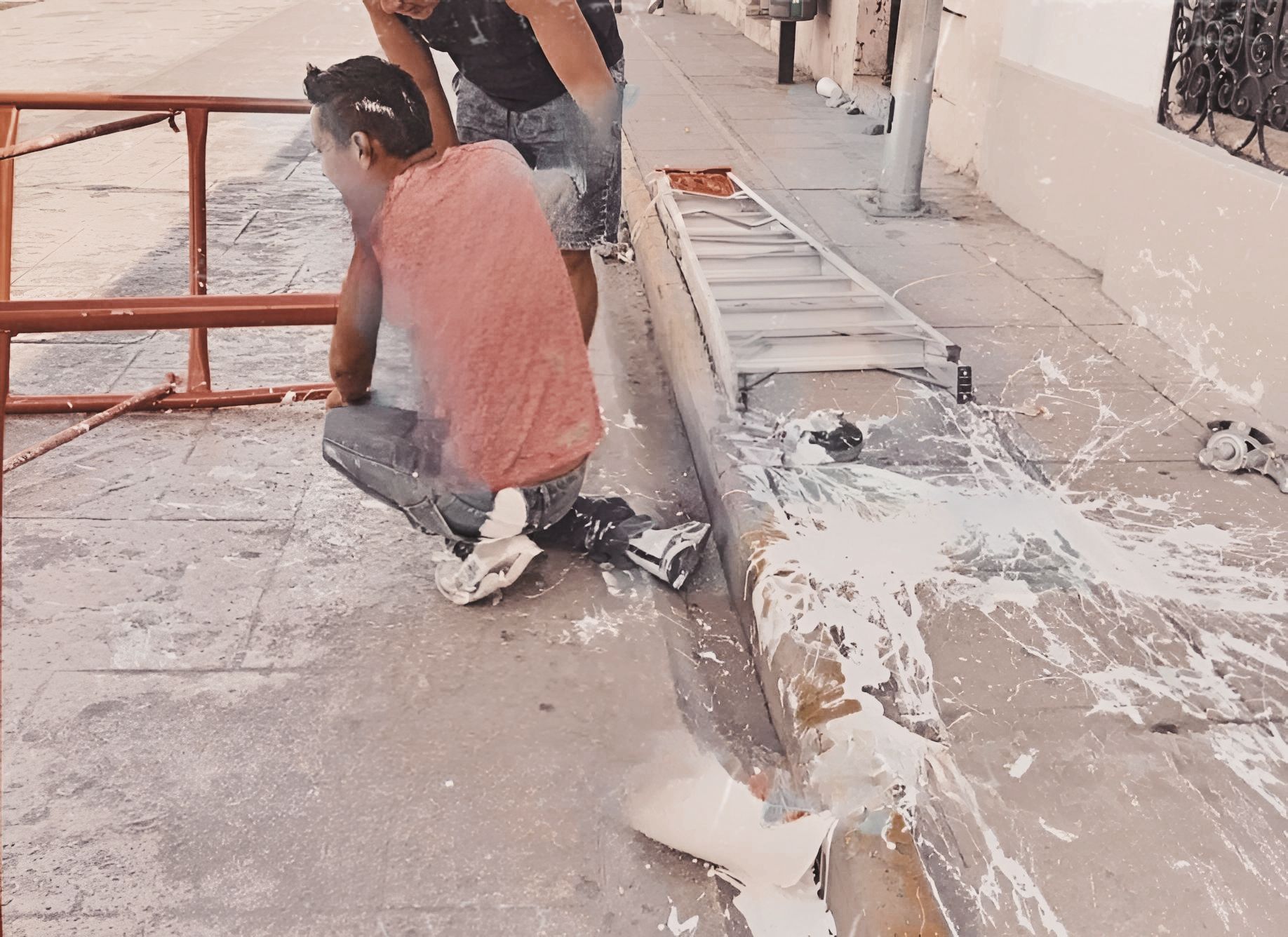 Trabajador de la pintura se desploma desde un andamio de 3 metros en plena calle del centro de Mérida