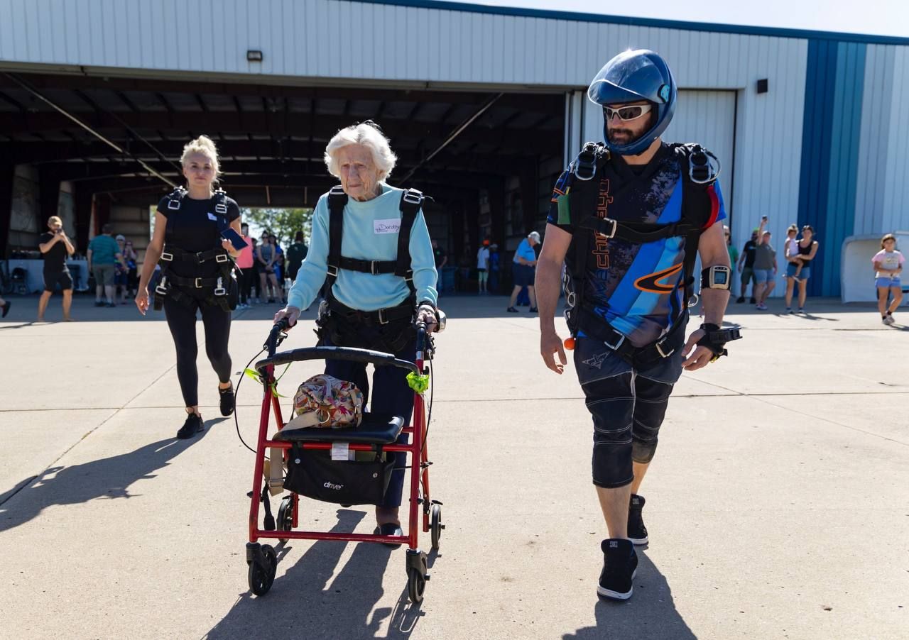 Mujer de 104 años se lanza en paracaídas y establece un nuevo récord 