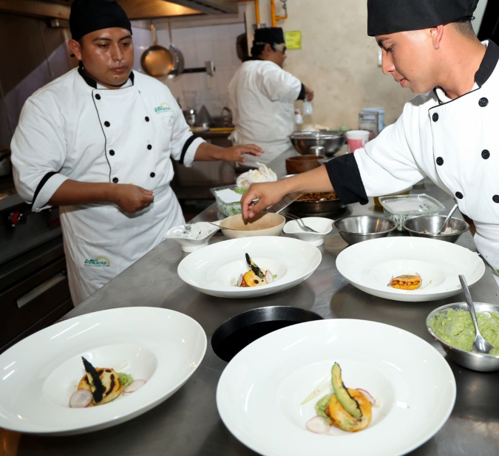 Estudiantes de gastronomía participan en un concurso para demostrar su talento