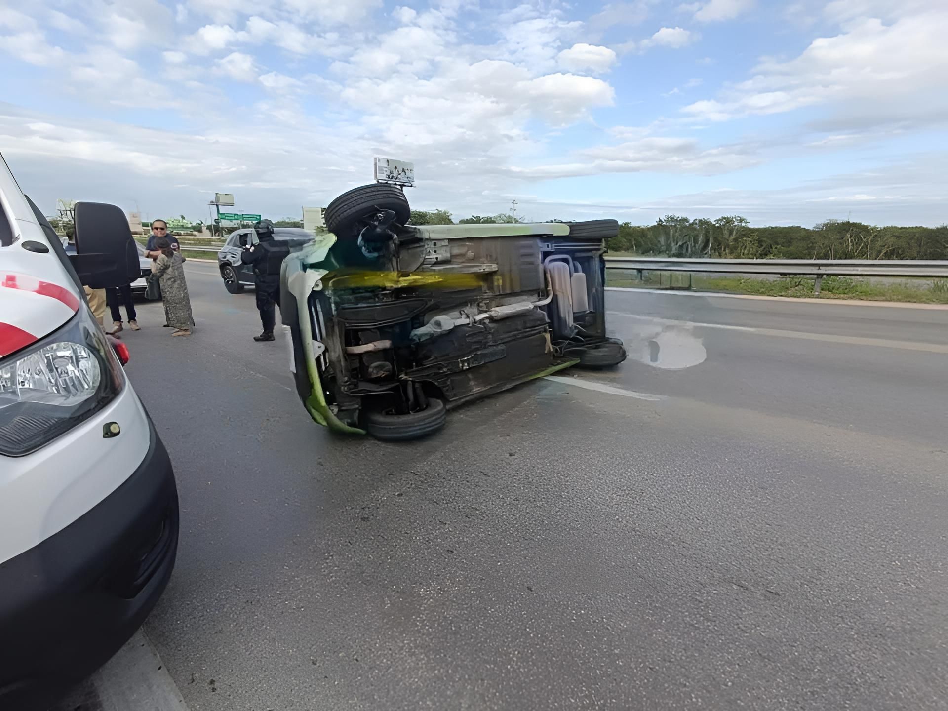 Accidente Vehicular en el Puente Mérida-Progreso: Choque Violento de Vehículos y Volcamiento